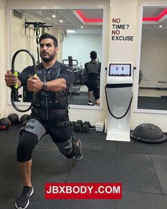 ورزشکار در حال تمرین در بهترین باشگاه ایکس بادی غرب تهران