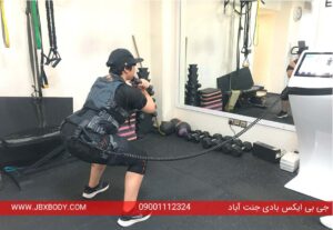 خانم در حال اسکوات با لباس ایکس بادی