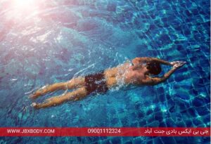 آقا در حال شنا کردن