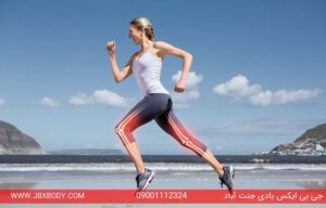 خانم در حال دویدن
