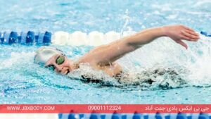 خانم در استخر در حال شنا کردن