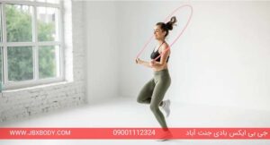 خانم در حال طناب زدن