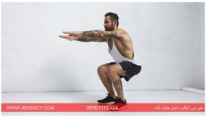 اسکات برای بانوان 5 مردی در حال انجام اسکات با وزن بدن