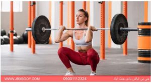 اسکات برای بانوان 8 خانمی در حال انجام اسکات از جلو با هالتر