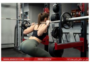 خانمی در حال انجام اسکوات با هالتر