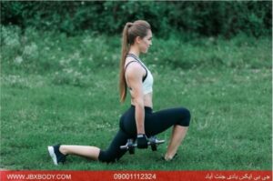 خانمی در حال حرکت لانگز با دمبل