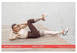 خانمی در حال انجام کرانچ زانو به آرنج