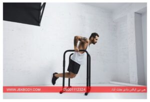 آقایی در حال انجام پشت بازو پارالل