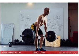 مردی در حال انجام ددلیفت رومانیایی