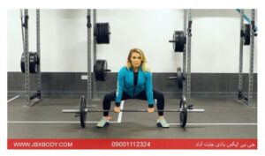 خانمی در حال انجام ددلیفت سومو