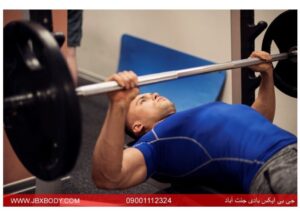 آقایی در حال انجام پرس سینه