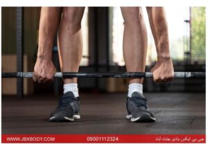 مردی در حال آماده شدن برای انجام ددلیفت