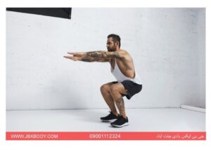 مردی در حال انجام اسکوات