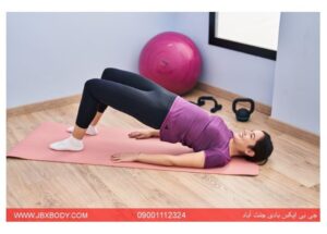 خانمی در حال انجام پل باسن در خانه