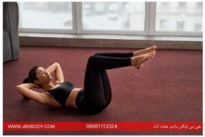 خانمی در حال انجام حرکت کرانچ معکوس
