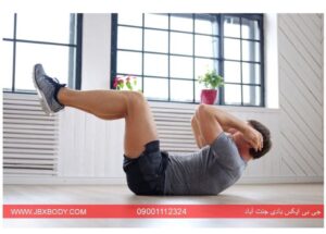 مردی در حال انجام حرکت کرانچ