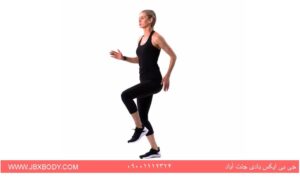خانمی در حال دویدن در جا