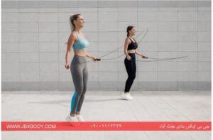 دو خانم در حال طناب زدن