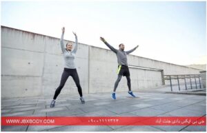 یک خانم و آقا در حال پروانه زدن