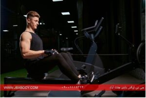 مردی در حال انجام روئینگ ماشین