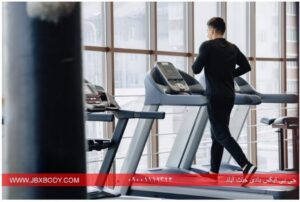 مردی در حال تردمیل زدن