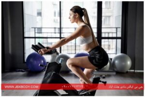 خانمی در حال دوچرخه ثابت زدن